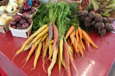 İsrail 'de bir pazarda taze sebze ve meyve satılıyor..