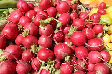 İsrail 'de bir pazarda taze sebze ve meyve satılıyor..