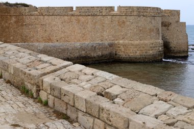 İsrail 'in deniz kıyısındaki antik bir kalenin taş duvarı.