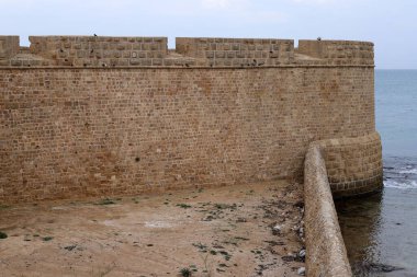İsrail 'in deniz kıyısındaki antik bir kalenin taş duvarı.