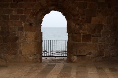 İsrail 'in deniz kıyısındaki antik bir kalenin taş duvarı.