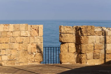 İsrail 'in deniz kıyısındaki antik bir kalenin taş duvarı.