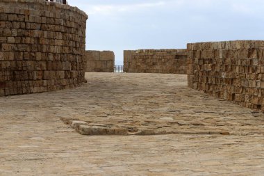 İsrail 'in deniz kıyısındaki antik bir kalenin taş duvarı.