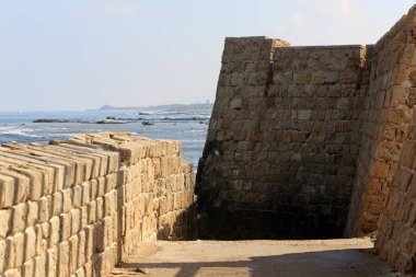 İsrail 'in deniz kıyısındaki antik bir kalenin taş duvarı.