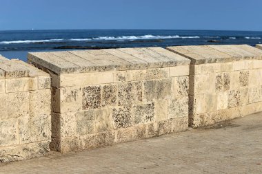 İsrail 'in deniz kıyısındaki antik bir kalenin taş duvarı.