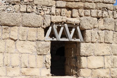 İsrail 'in deniz kıyısındaki antik bir kalenin taş duvarı.