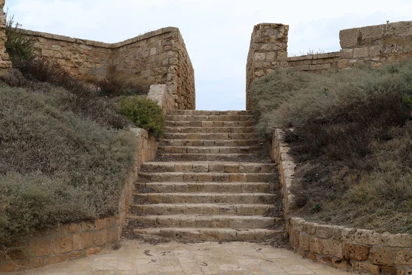 Muralla Piedra Una Antigua Fortaleza Orilla Del Mar Israel —  Fotos de Stock