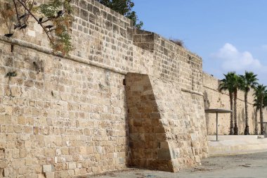 İsrail 'in deniz kıyısındaki antik bir kalenin taş duvarı.