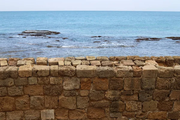 İsrail 'in deniz kıyısındaki antik bir kalenin taş duvarı.