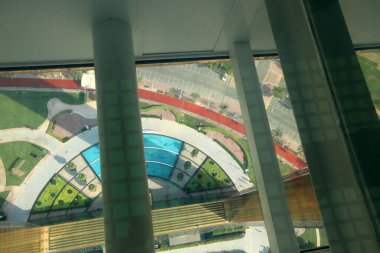 Dubai UAE 6 12 2022. Dubai 'de cam zeminli altın çerçeve.