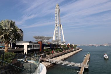 Dubai 'de. BAE. 4 12 2022 . Dubai, Emirlikler 'de büyük ve modern bir şehirdir.