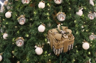 İsrail 'de yeni yıl için oyuncaklar ve dekorasyonlar satılıyor.. 