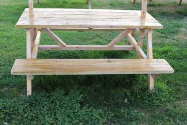 Deniz kıyısındaki şehir parkında dinlenmek için bankta..