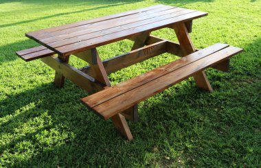 Deniz kıyısındaki şehir parkında dinlenmek için bankta..