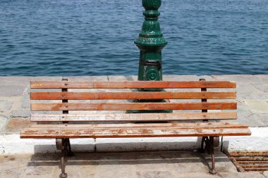 Deniz kıyısındaki şehir parkında dinlenmek için bankta..