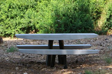 Deniz kıyısındaki şehir parkında dinlenmek için bankta..