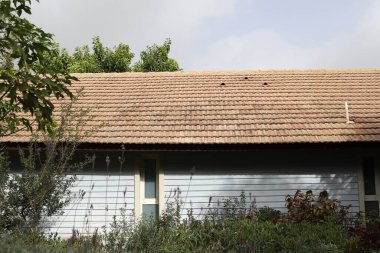 İsrail 'de bir yerleşim yerinin çatısını döşedim..