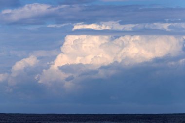 İsrail 'in kuzeyindeki Akdeniz üzerinde gökyüzünde yağmur bulutları.