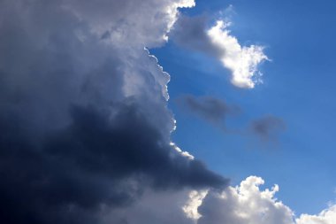 İsrail 'in kuzeyindeki Akdeniz üzerinde gökyüzünde yağmur bulutları.