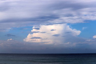 İsrail 'in kuzeyindeki Akdeniz üzerinde gökyüzünde yağmur bulutları.