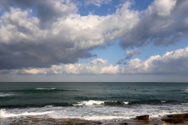 İsrail 'in kuzeyindeki Akdeniz üzerinde gökyüzünde yağmur bulutları.