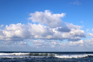 İsrail 'in kuzeyindeki Akdeniz üzerinde gökyüzünde yağmur bulutları.