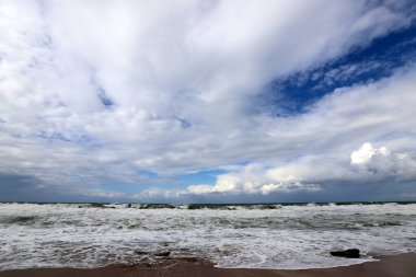 İsrail 'in kuzeyindeki Akdeniz üzerinde gökyüzünde yağmur bulutları.