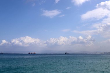 İsrail 'in kuzeyindeki Akdeniz üzerinde gökyüzünde yağmur bulutları.