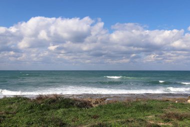 İsrail 'in kuzeyindeki Akdeniz üzerinde gökyüzünde yağmur bulutları.