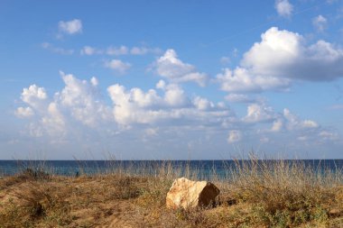 İsrail 'in kuzeyindeki Akdeniz üzerinde gökyüzünde yağmur bulutları.