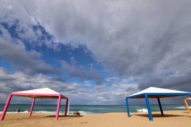 İsrail 'in kuzeyindeki Akdeniz üzerinde gökyüzünde yağmur bulutları.