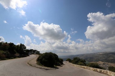 Kuzey İsrail 'deki dağlarda yol.