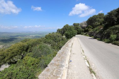 Kuzey İsrail 'deki dağlarda yol.