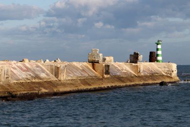 Deniz feneri, kıyıları belirlemek ve gemilerin yerlerini belirlemek için kullanılan seyir simgesidir..