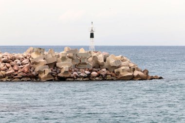 Deniz feneri, kıyıları belirlemek ve gemilerin yerlerini belirlemek için kullanılan seyir simgesidir..
