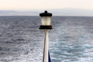 Deniz feneri, kıyıları belirlemek ve gemilerin yerlerini belirlemek için kullanılan seyir simgesidir..
