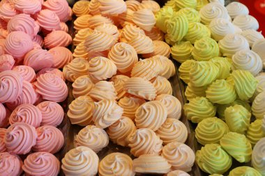 Doğu tatlıları ve şekerlemeleri İsrail 'de bir pazarda satılıyor..