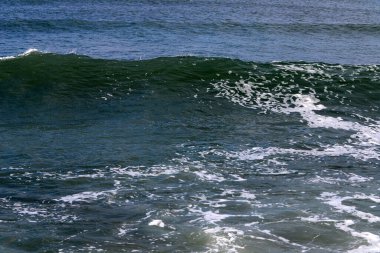 Akdeniz kıyısındaki deniz suyunun rengi.