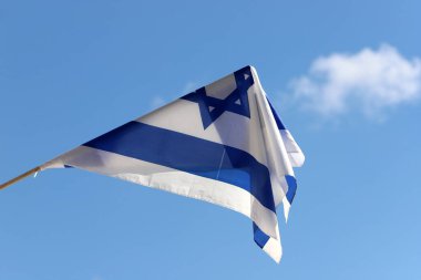 İsrail 'in mavi ve beyaz bayrağı Davut' un altı köşeli yıldızıyla.