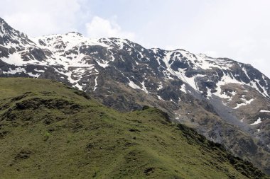 Ana Kafkas Dağları 'nın karla kaplı zirveleri. Gürcistan dağlarında manzara.
