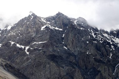 Ana Kafkas Dağları 'nın karla kaplı zirveleri. Gürcistan dağlarında manzara.