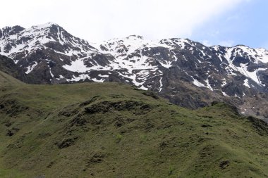 Ana Kafkas Dağları 'nın karla kaplı zirveleri. Gürcistan dağlarında manzara.