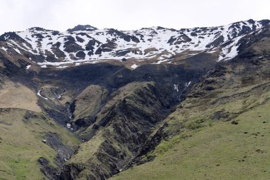 Ana Kafkas Dağları 'nın karla kaplı zirveleri. Gürcistan dağlarında manzara.
