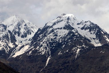 Ana Kafkas Dağları 'nın karla kaplı zirveleri. Gürcistan dağlarında manzara.