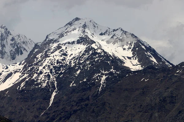 Χιονισμένες Βουνοκορφές Της Οροσειράς Του Καυκάσου Τοπίο Στα Βουνά Της — Φωτογραφία Αρχείου