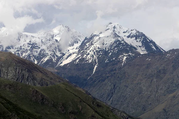 Picos Montanhosos Cobertos Neve Cordilheira Caucasiana Principal Paisagem Nas Montanhas — Fotografia de Stock