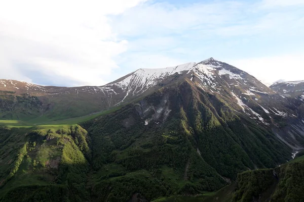 코카서스 산맥의 눈덮인 산봉우리들 그루지야 의산들의 — 스톡 사진