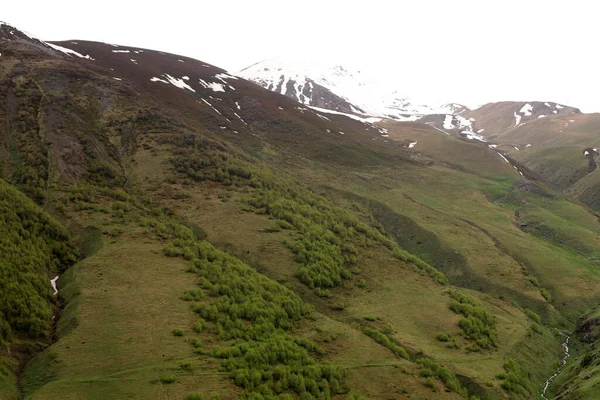 Snötäckta Bergstoppar Det Stora Kaukasiska Området Landskap Bergen Georgien — Stockfoto
