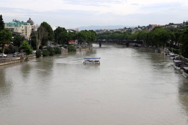 4 Temmuz 2023 Tiflis Georgia. Tiflis 'in merkezinde akan Kura nehri..