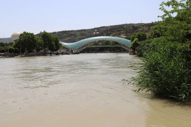 4 Temmuz 2023 Tiflis Georgia. Tiflis 'in merkezinde akan Kura nehri..
